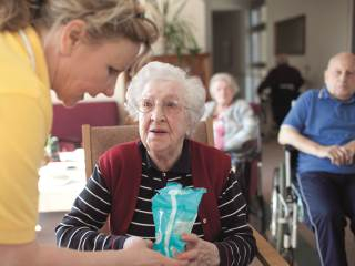 Immanuel Haus am Kalksee - Senioreneinrichtung - Nachrichten - Hilfe für Angehörige Demenzerkrankter - Seniorin mit Pflegerin