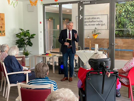 Immanuel Seniorenzentrum Elstal - Nachricht - Generalsekretär der Baptisten feiert Gottesdienst mit Senioren - Christoph Stiba feiert Gottesdienst mit Bewohnerinnen und Bewohnern